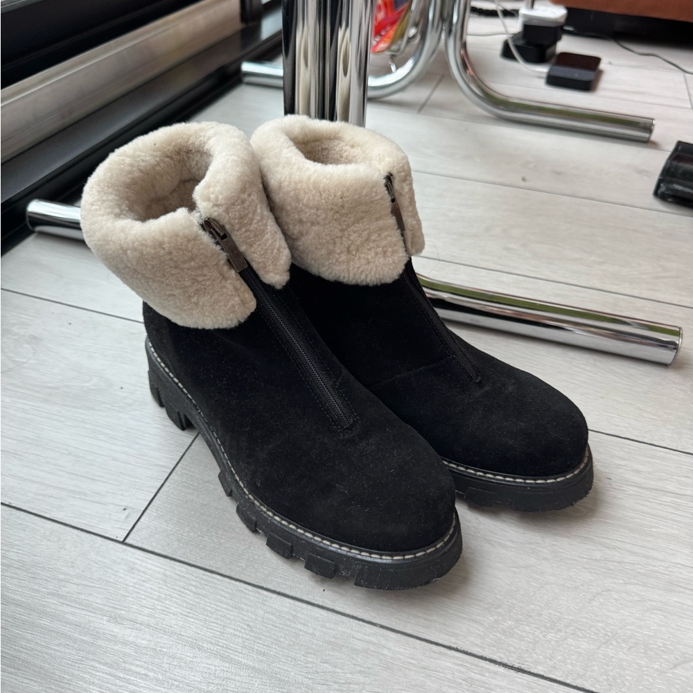 La CANADIENNE Black and Cream Winter Boots